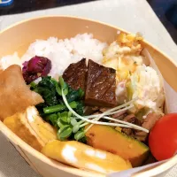 Snapdishの料理写真:ステーキ弁当|ゆきだるまさん