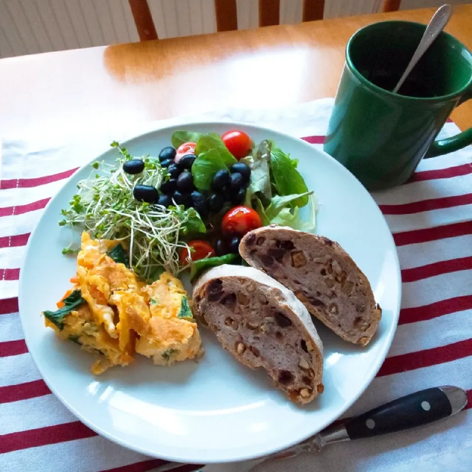 チョコと胡桃のパンで朝ごはん|えるえるさん