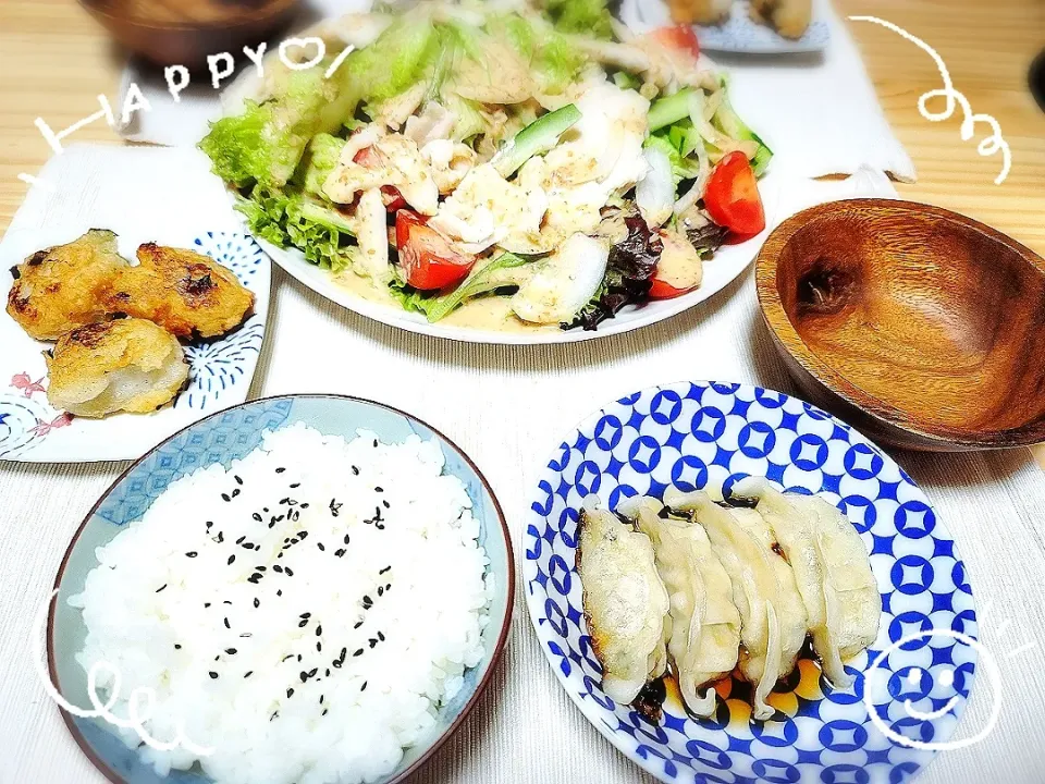 Snapdishの料理写真:しんじょう風すり身揚げ＆棒棒鶏風サラダ＆餃子＆炊きたてご飯に黒胡麻を添えて…|chii...さん