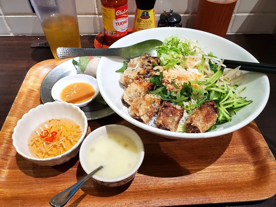 Snapdishの料理写真:有楽町地下　BANHXEO Saigon

テイクアウトでバインミー|みるくここあさん