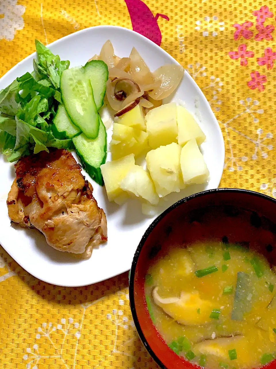 豚の生姜焼き　ポテト　マッシュルームと玉葱のソテー　レタス🥬胡瓜🥒　味噌汁|掛谷節子さん