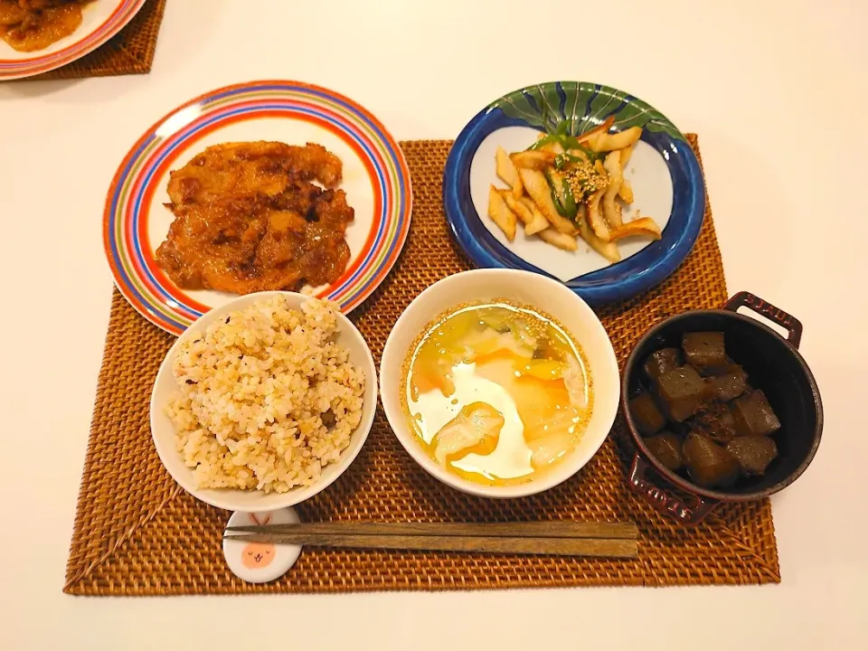 Snapdishの料理写真:今日の夕食　豚ロース味噌焼き、ちくわのめんつゆ炒め、こんにゃく煮物、玄米、落とし卵のスープ|pinknari🐰🌈さん