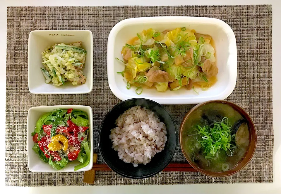 鶏とキャベツのニンニク炒め、竹輪とキュウリの磯辺揚げ風、サラダ、雑穀米、味噌汁|keychanさん