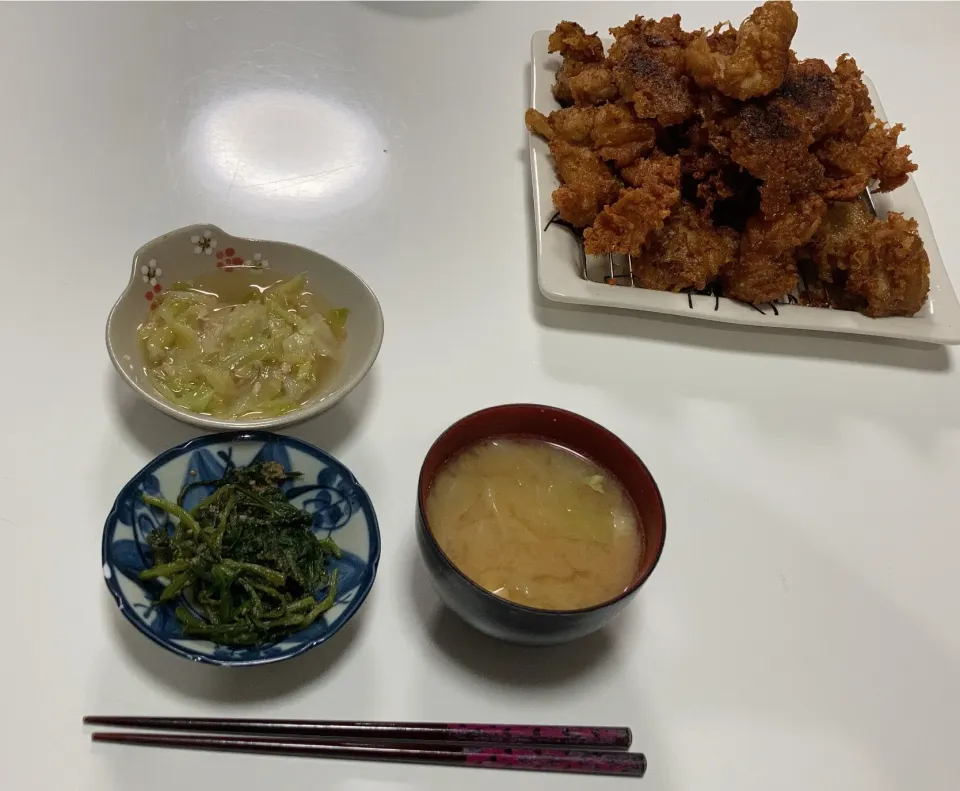 晩御飯＼＼\\٩( 'ω' )و //／／🌟鶏唐揚げ🌟菊菜の胡麻和え🌟キャベツとツナの出汁煮🌟みそ汁（キャベツ、あさり、揚げ）鶏唐揚げはもも肉4枚。胡麻和えは菊菜２束。でも残らなーい(´༎ຶོρ༎ຶོ`)|Saharaさん