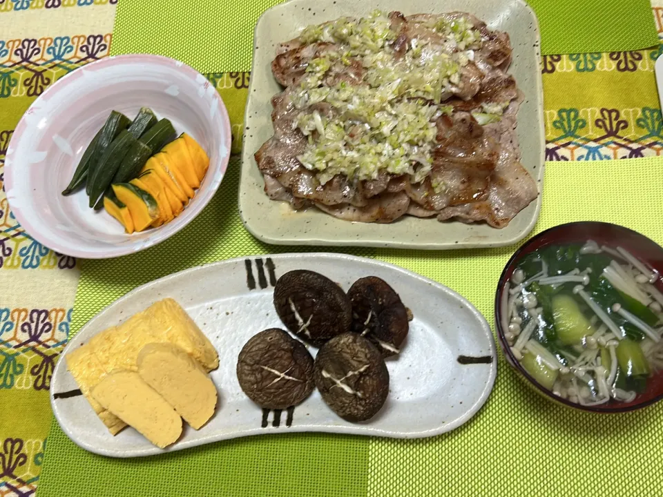 Snapdishの料理写真:豚ロースネギだれ、椎茸焼き、出汁巻き卵、青梗菜とえのきのスープ、かぼちゃとオクラのぬか漬け|peanutsさん