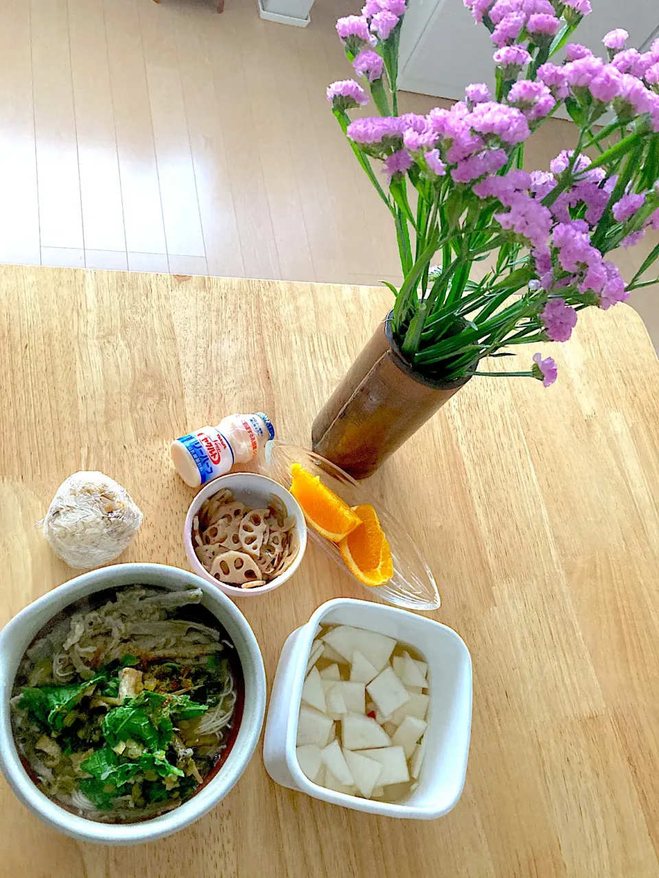 ごぼ天温麺、蓮根きんぴら、カブのマリネ、ミニかしわご飯おにぎり、、オレンジ、ヤクルト🤤|さくたえさん