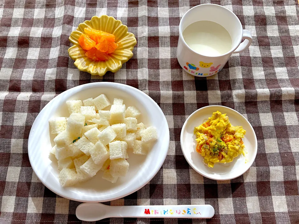 【離乳食】とうもろこしと豚肉のあえもの、食パン、みかん、ミルク|sayaさん