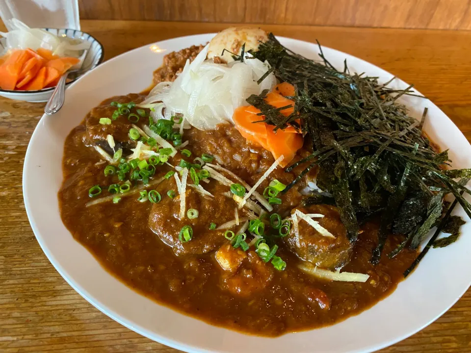 Snapdishの料理写真:中辛エビナスと極辛キーマクラシックのりだくのあいがけ🦐🍆🍛🔥味玉トッピング🥚ピクルスマシマシ🥒|buhizouさん