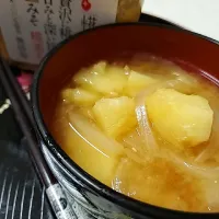 Snapdishの料理写真:贅沢に糀を使った甘みと深い旨みの生みそ糀美人を使ったジャガイモと玉ねぎのお味噌汁|SaYaKaさん