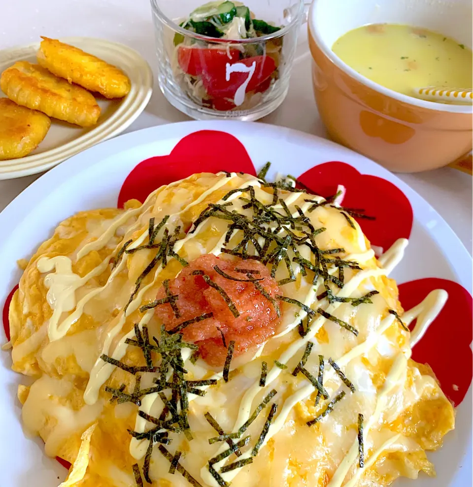 夜ご飯☺️サラダ、チキンナゲット、コーンスープ、明太子チーズオムライス|とまこ(*^o^*)さん