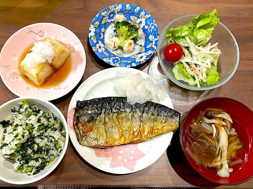 大根菜飯　塩サバ　きのこと根菜の春雨スープ　ごぼうサラダ　ブロッコリーとモッツァレラのおかか和え　揚げ出し豆腐|おさむん17さん