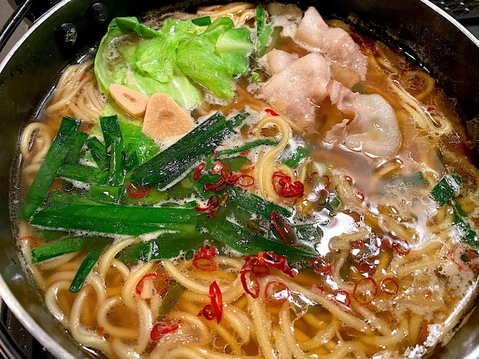 休日の水曜日。
休日の朝ご飯は、昨夜の娘の晩酌ご飯のもつ鍋の残り物に中華麺で翌日〆る🤣|yokoさん