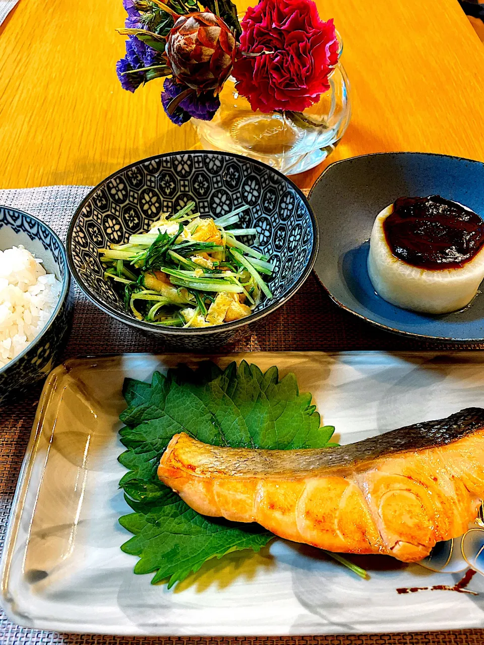 Snapdishの料理写真:鮭の照り焼きで晩御飯|Mikaさん