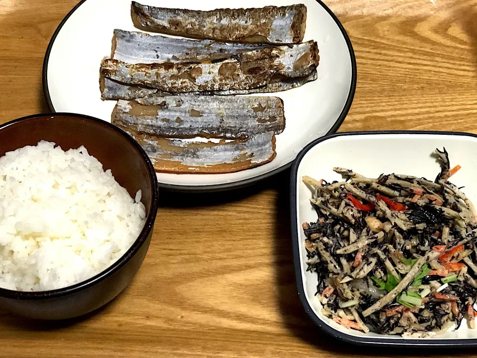 Snapdishの料理写真:☆太刀魚のみりん焼き ☆ひじきサラダ|まぁたんさん