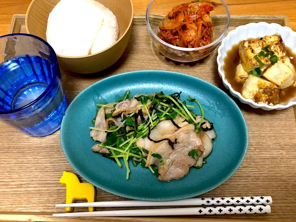 Snapdishの料理写真:豚肉と豆苗の塩昆布炒め|saknさん