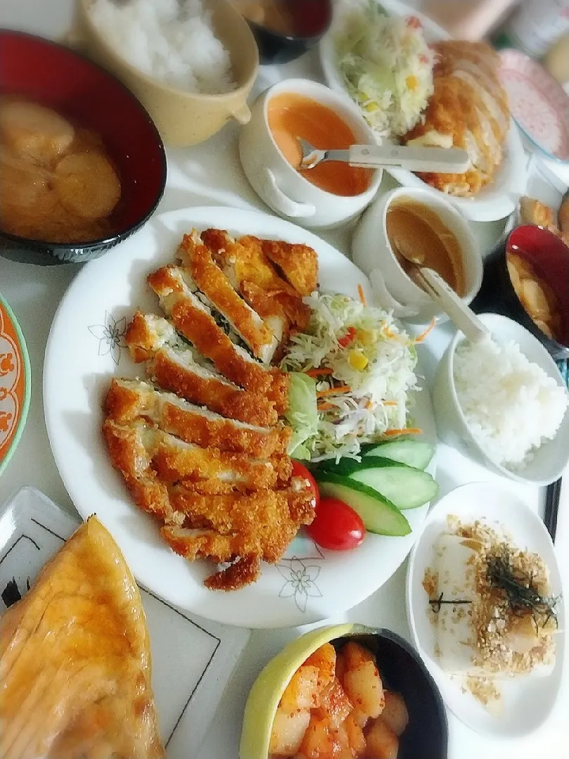 夕食(*^^*)
しそチーズチキンカツ&サラダ🥗
(オーロラソース、ソースマヨ)
鮭カマ焼き
冷やっこ
オイキムチ
お味噌汁(大根、お麩)|プリン☆さん