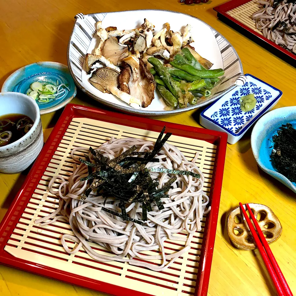 新蕎麦を焼きキノコたちとご一緒に|さらっと🍀さん