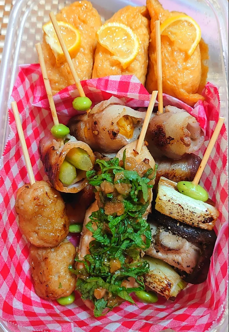 色々な串焼きと柚子稲荷の塾弁🍱|ポチさん