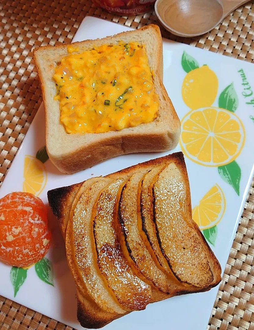 リンゴ🍎のキャラメリーゼトーストと卵トーストで朝ご飯🌅|ポチさん