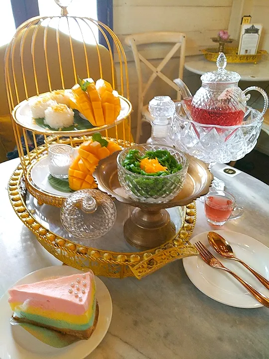 Afternoon tea with traditional Thai dessert.|Boomerangさん