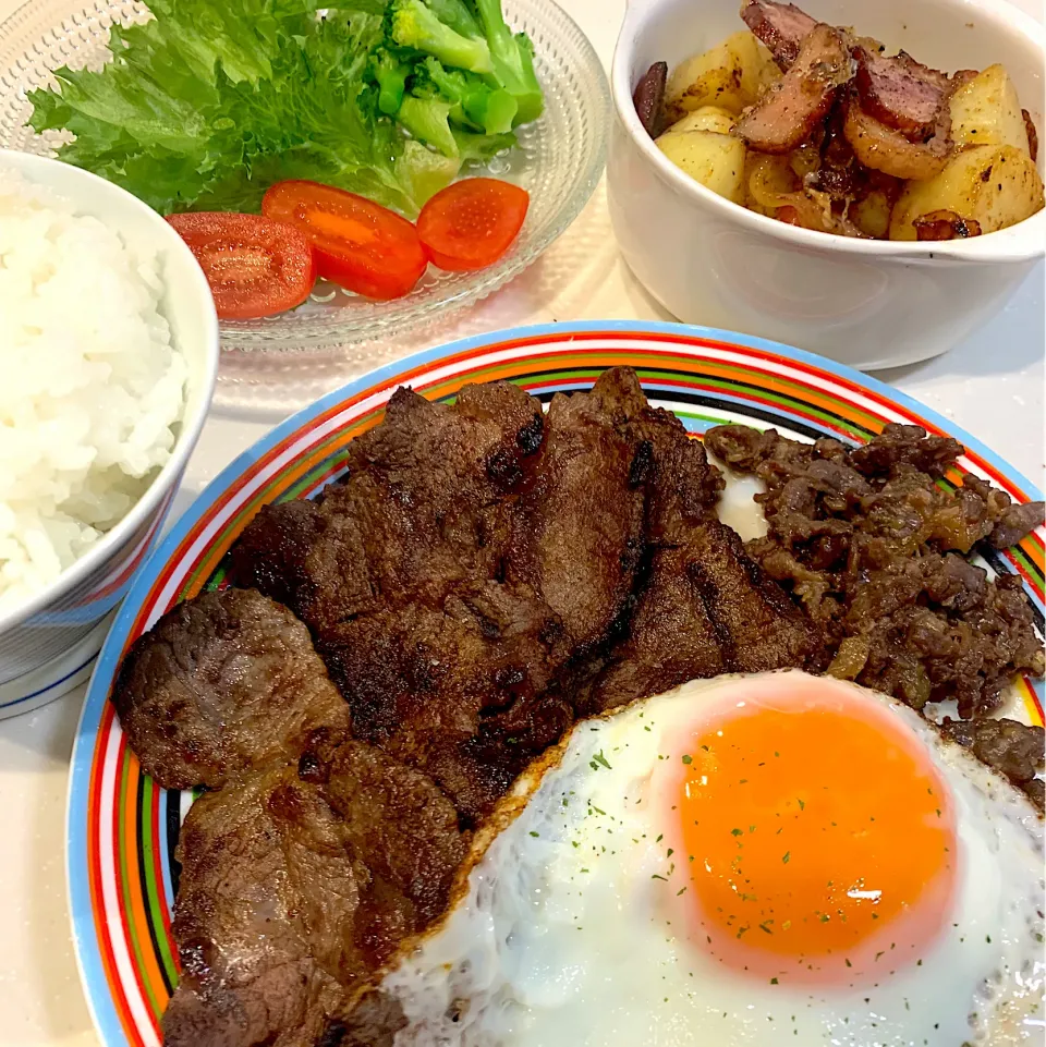 夜ご飯😊サラダ、ジャーマンポテト、目玉焼き＆コストコのミスジお肉、プルコギ|とまこ(*^o^*)さん