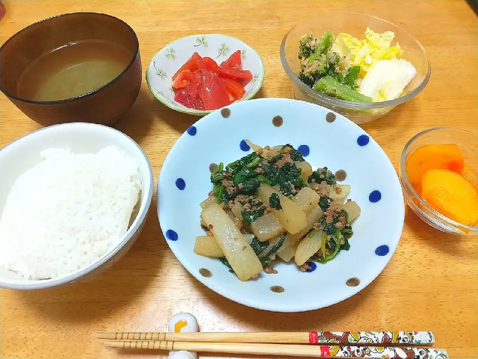 Snapdishの料理写真:豚挽き肉と大根の味噌炒め
ブロッコリーの明太子和え
白菜のゆず胡椒和え
甘酢トマトなど|ことみんさん