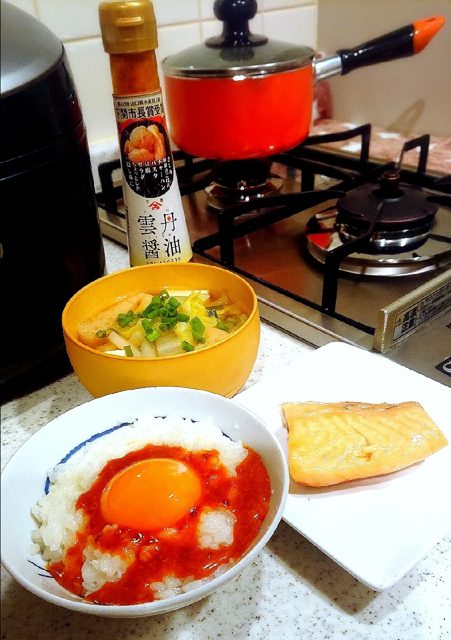 ありあわせdeごはーーん♪
#ふわふわ卵かけご飯(雲丹醤油)
#具だくさん味噌汁
#白菜#大根#豆腐#油揚げ
#薬味ねぎドバぁーーー❤️
#鮭ハラス|GGGさん