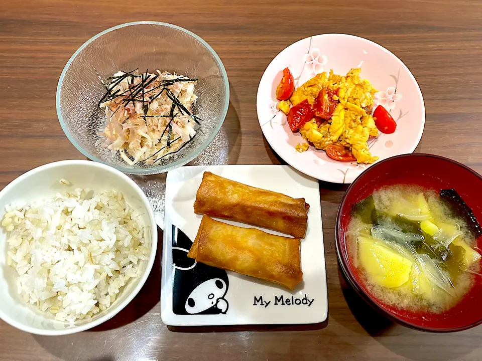 冷凍春巻き　じゃがいもと玉ねぎの味噌汁　卵とトマトの中華炒め　大根のマヨポン和え|おさむん17さん