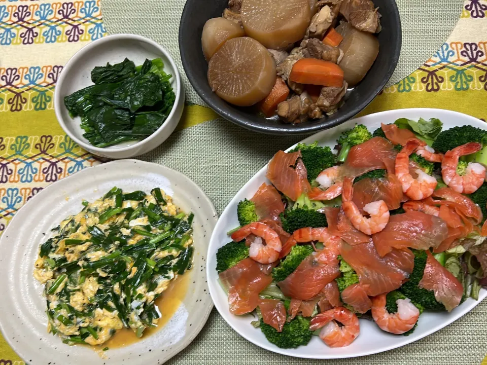 Snapdishの料理写真:大根と鶏肉の煮物、シーフードサラダ、ニラ玉、ほうれん草おひたし|peanutsさん