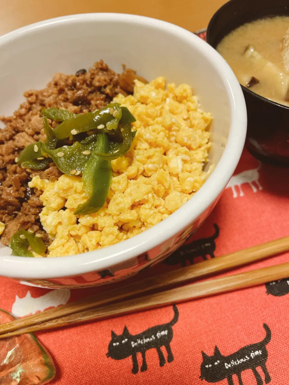 三食そぼろ丼|sacchan( ﾐΦﻌΦ)ฅさん