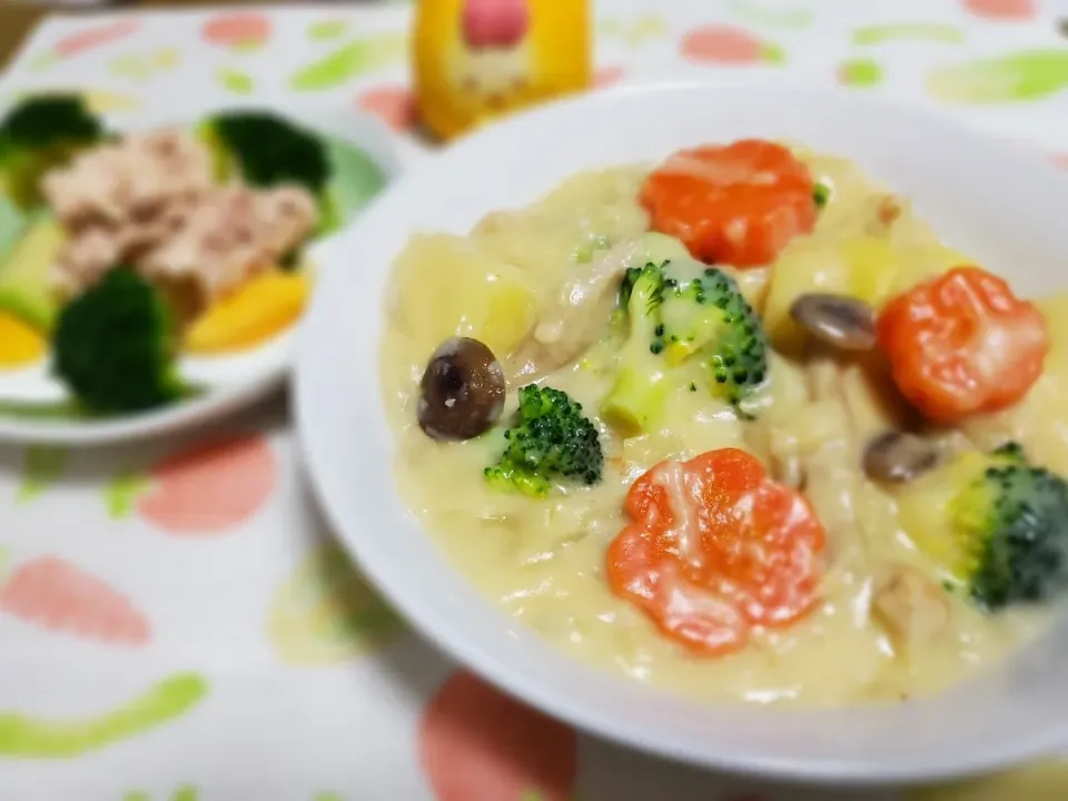 Snapdishの料理写真:🥔鶏肉とゴロゴロ野菜のクリームシチュー🥕|みよぱさん