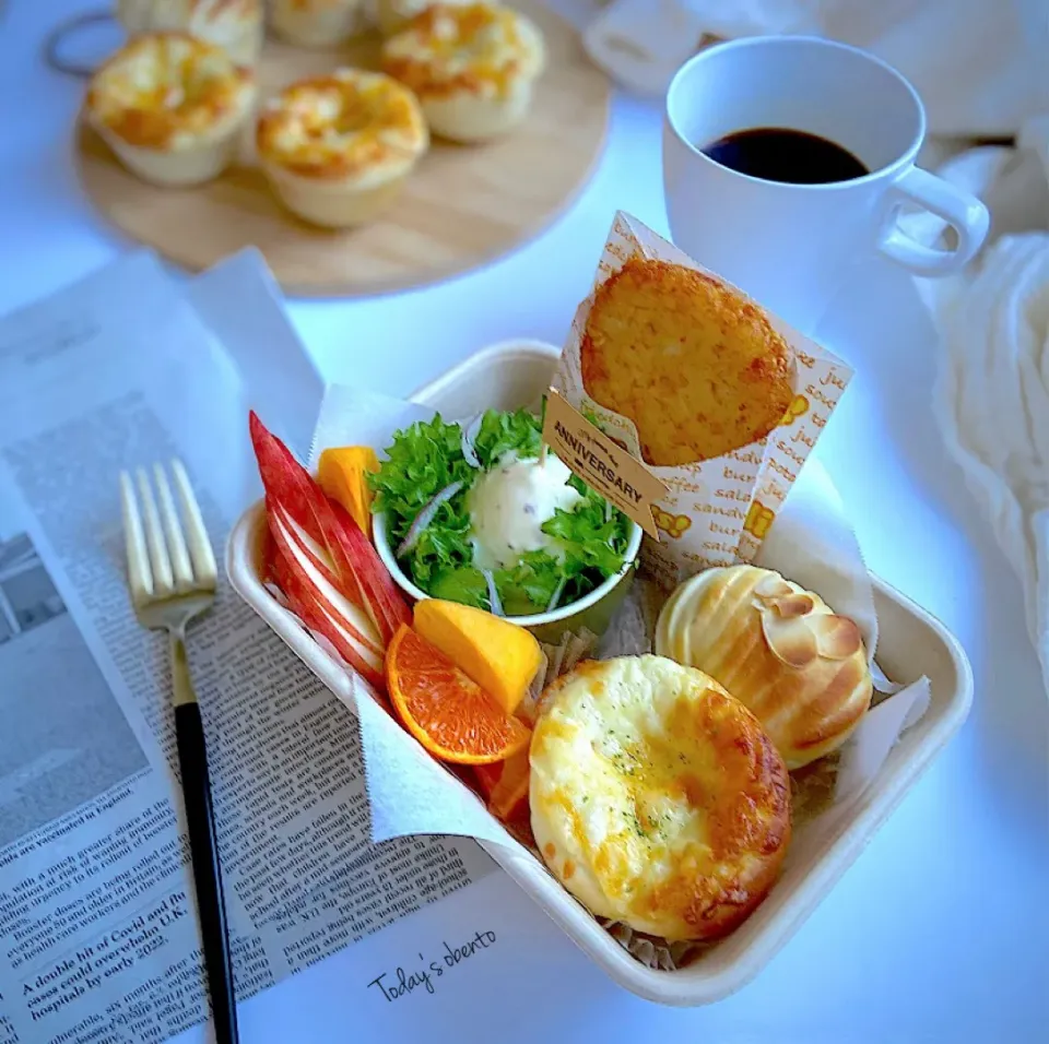 グラタンパン🦐🍞カスタード入りウールロールパン風🥐ゆで卵アンチョビのウフマヨサラダ🥚🥗ハッシュドポテト［市販品］🍟弁当🍱|Naoさん