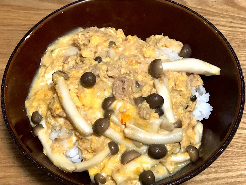 ☆しめじとツナのたまごとじ丼|まぁたんさん