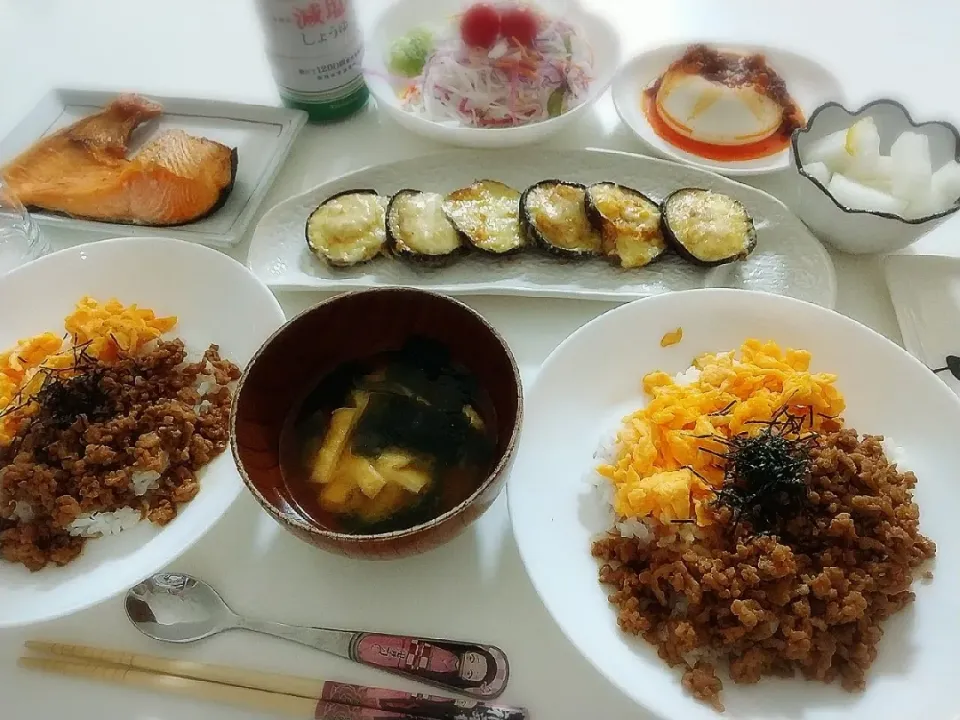 夕食(*^^*)
そぼろ丼
しいたけチーズ焼き
豆腐の食べラーのせ
鮭カマ
サラダ🥗
大根漬け物
お味噌汁(ワカメ、油揚げ)|プリン☆さん