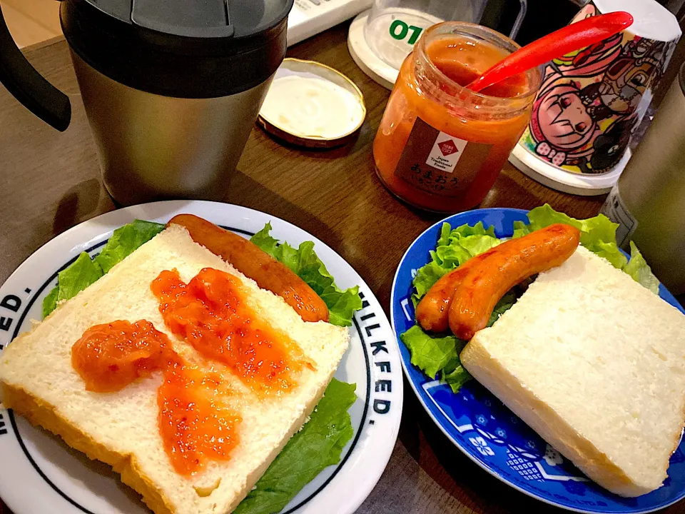 Snapdishの料理写真:粗挽きソーセージソテー　グリーンサラダ　ペリカンのパン🍞　あまおういちごバター🍓　コーヒー☕️|ch＊K*∀o(^^*)♪さん