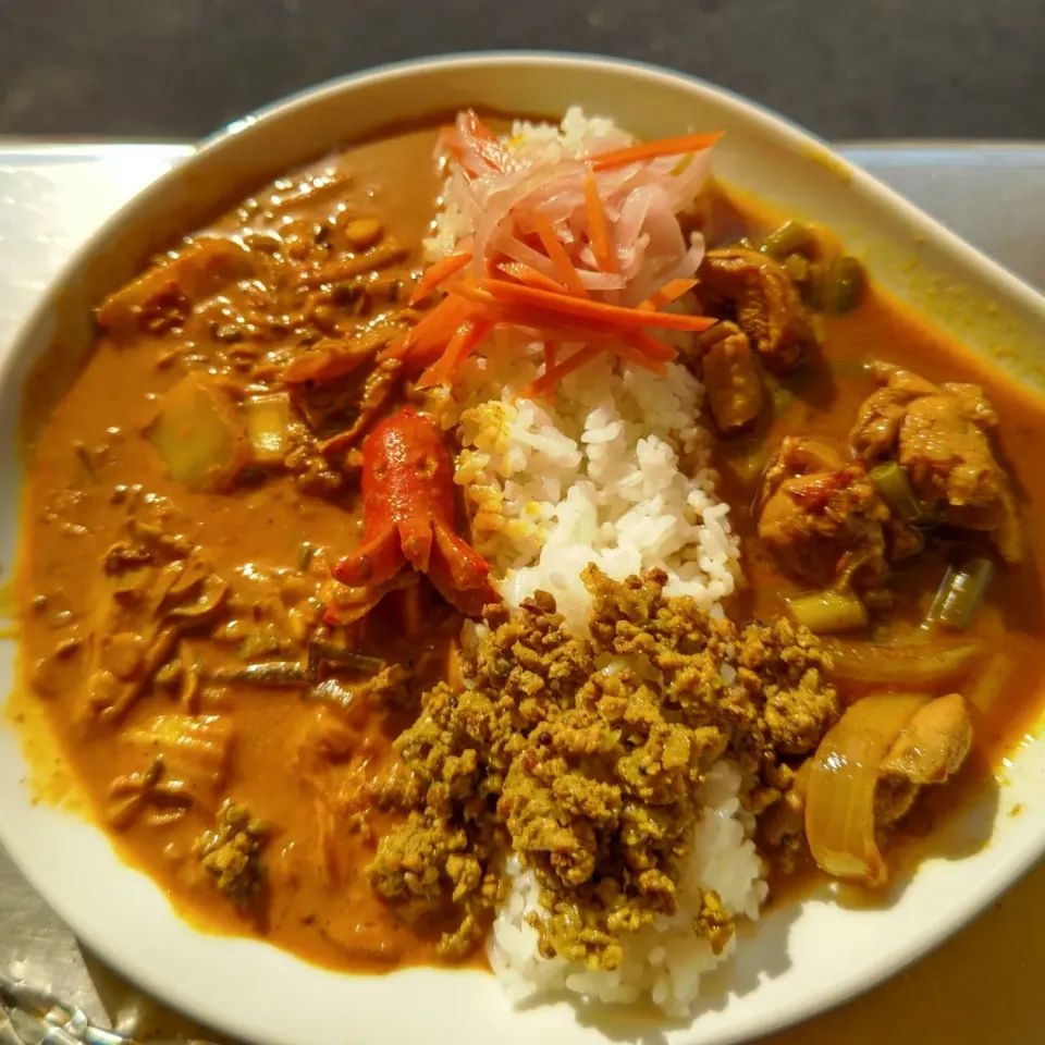 マイタケと白菜のミックスダルカレー＋バターチキンカレーのあいがけカレーwithタコさんウィンナー🐙|ふじわらたくやさん