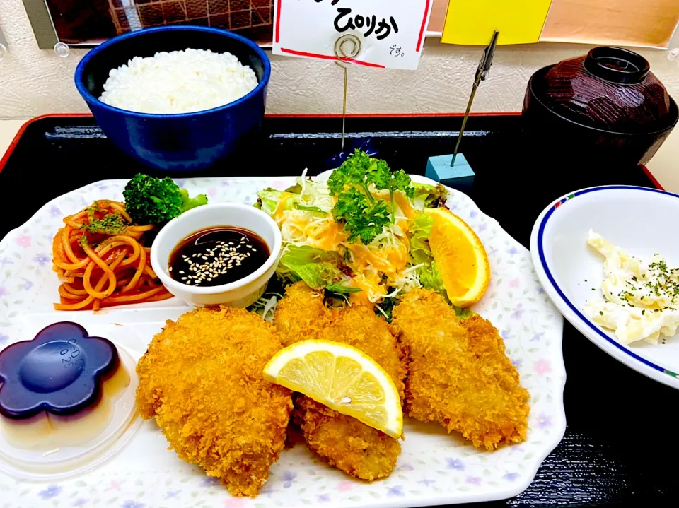 Snapdishの料理写真:揚げ物フェア最終日　豚ヒレカツ定食|nyama1さん