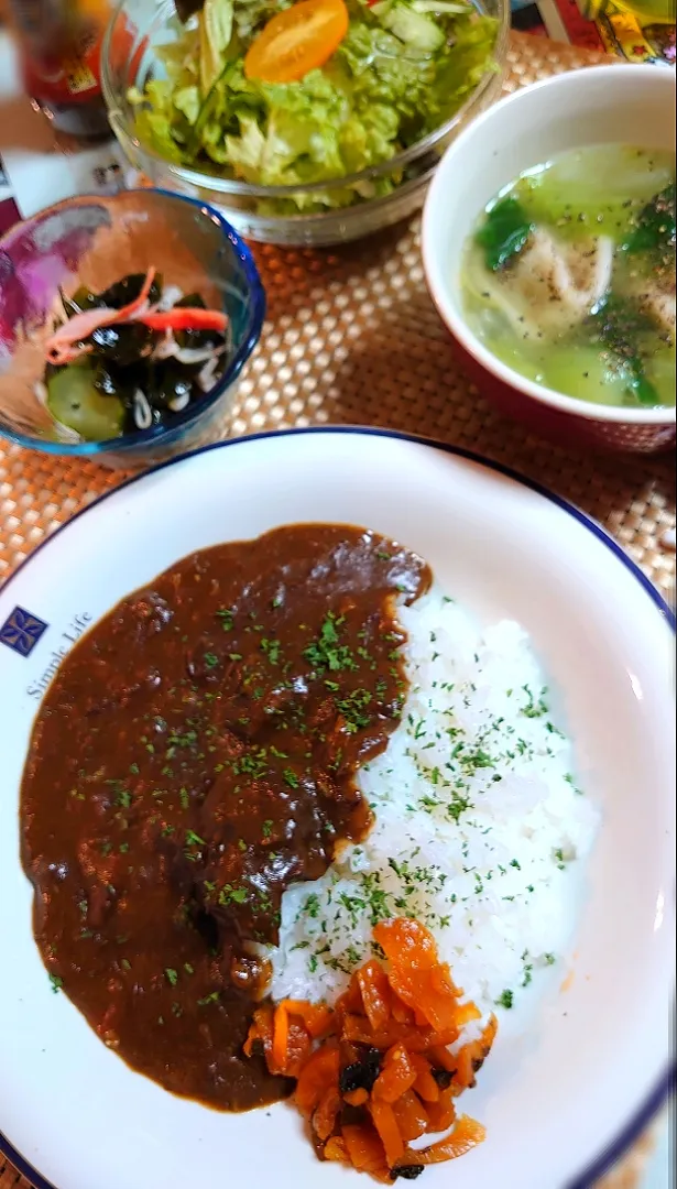 Snapdishの料理写真:牛スジカレーと水餃子で夕ご飯🍴|ポチさん