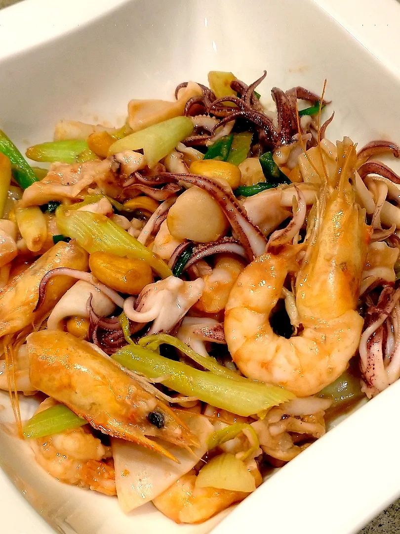 Snapdishの料理写真:海老·烏賊·帆立·セロリ·カシューナッツの炒め物;Sauteed Prawns, Squid, Scallops, Celery and Cashew Nuts|samiさん