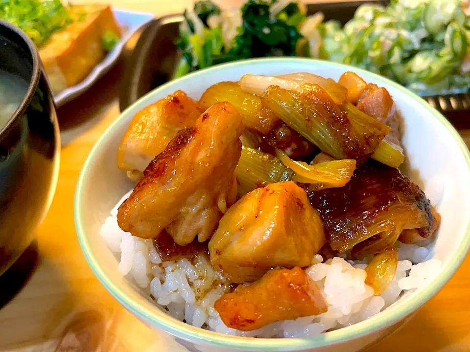 Snapdishの料理写真:ご飯がススム焼き鳥丼✨|かおたまさん