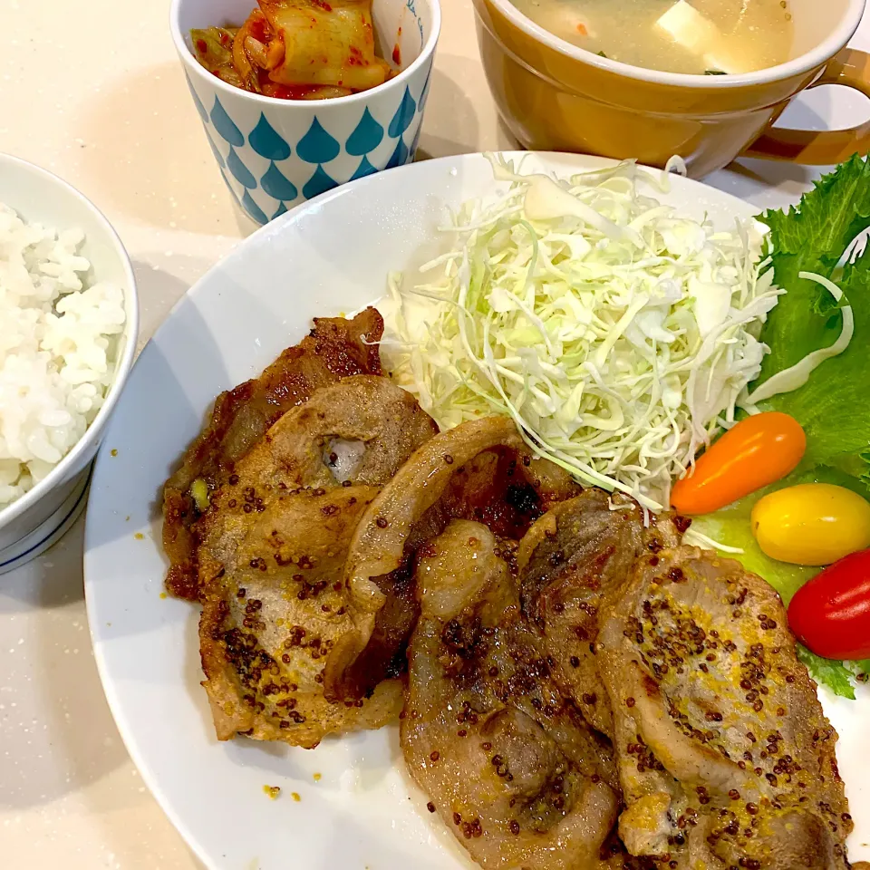 夜ご飯😃サラダ、豚肉のマスタードマヨソテー、キムチ、お味噌汁|とまこ(*^o^*)さん