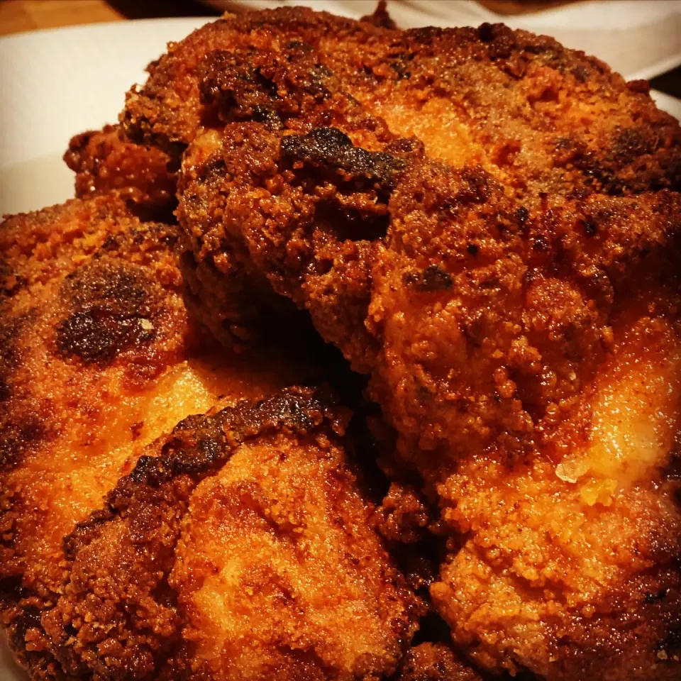 Tandoori season with Honey & Black Pepper Fried Chicken 
With Poppadum’s and Tomato Salad 
#friedchicken 
#indian
#tandoori
#chefemanuel 
#homecooking|Emanuel Hayashiさん