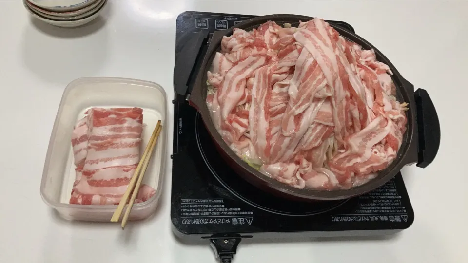 寄せ鍋。我が家の子達もパパさんも、鍋は、野菜ありき。しゃぶしゃぶ肉だろうが、鶏肉だろうが、豚バラだろうが、白菜や、キャベツが多く入ってたら文句なし🤣白だしベースに、カット白菜3.5袋、カットキャベツ1袋、もやし1袋ぶち込んで、豚バラ８００㌘豚しゃぶ肉８００㌘鶏もも２枚。子供達は白米片手に食べて、満足🤣仕事中のパパさ|Saharaさん