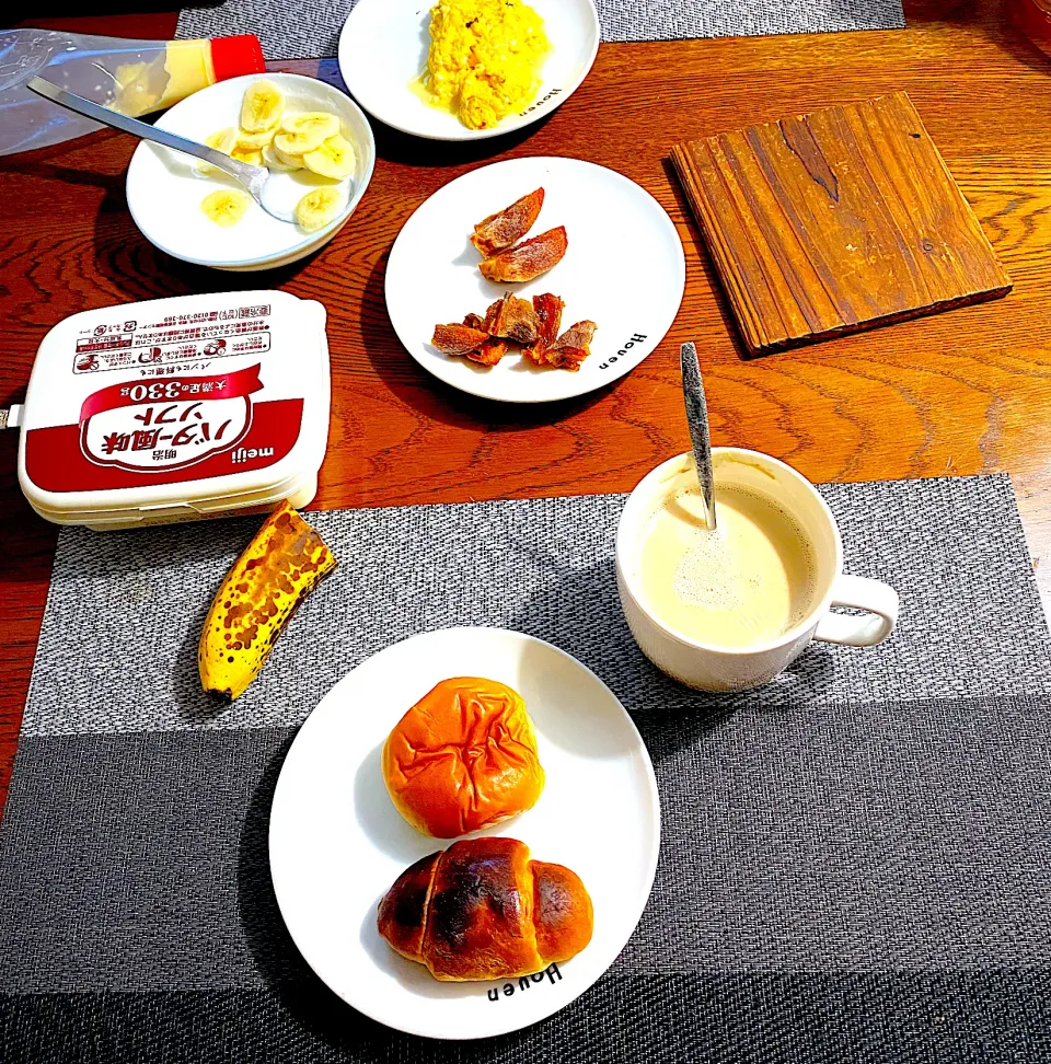 Snapdishの料理写真:11月 19日　朝ごはん　ミニクロワッサン、ミニあんぱん、カフェオレ、バナナ、干し柿|yakinasuさん