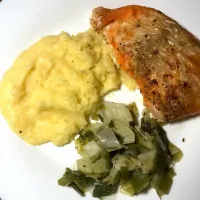 Snapdishの料理写真:Salmon 🍣 with leeks and mashed potatoes 🥔|Kcioさん