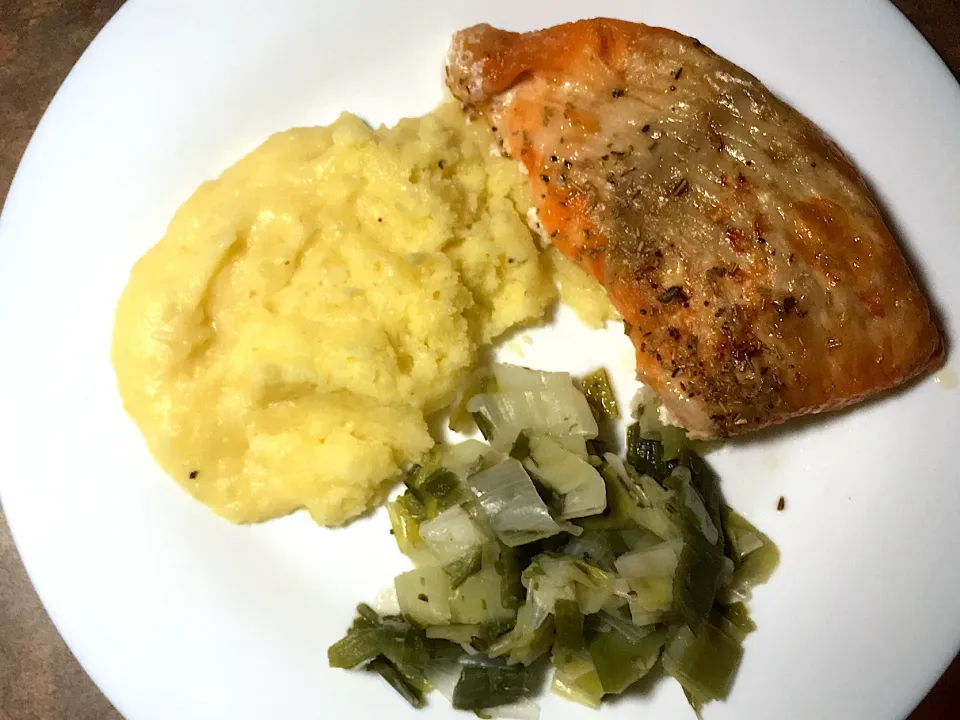 Salmon 🍣 with leeks and mashed potatoes 🥔|Kcioさん