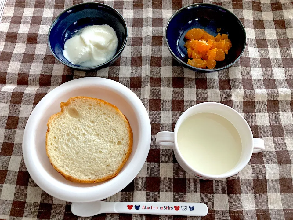 Snapdishの料理写真:【離乳食】パン、ミルク、ヨーグルト、みかん|sayaさん