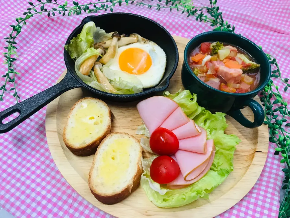 Snapdishの料理写真:「ミネストローネで朝ご飯」|バシュランさん