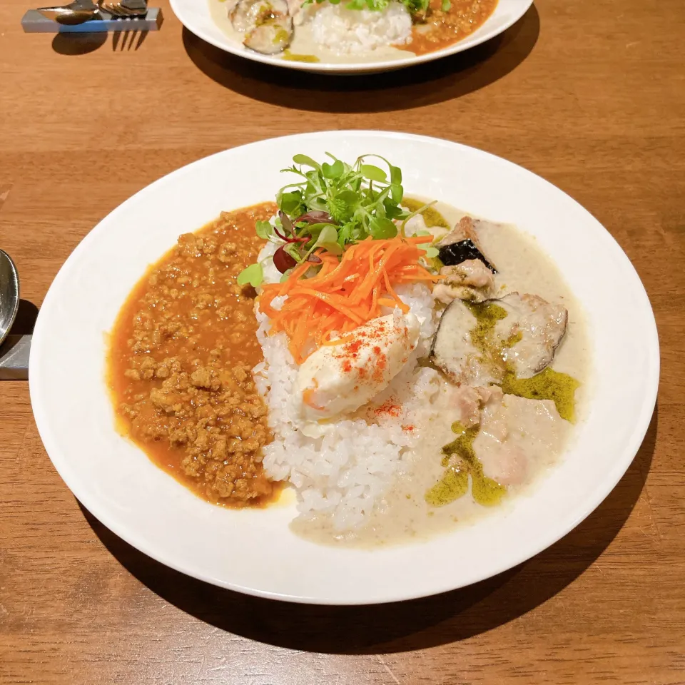 豚肉のキーマカレーと長州鶏のグリーン　カレーのあいがけ🍛|ちゃみこさん