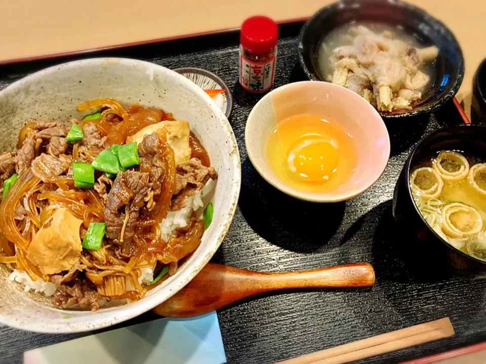 牛スキヤキ丼＋玉子 ¥990|Blue Moon Caféさん